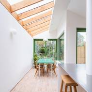 Do jídelny dopadá světlo i díky střešnímu prosvětlení.