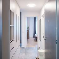 Pohled od předsíně ze vstupních dveří