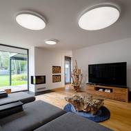 Vedle dřevěných podlah v interiéru dominují sofistikovaná světelná řešení, kvalitní materiály a otevřené výhledy dopřávající přímý kontakt s přírodou.