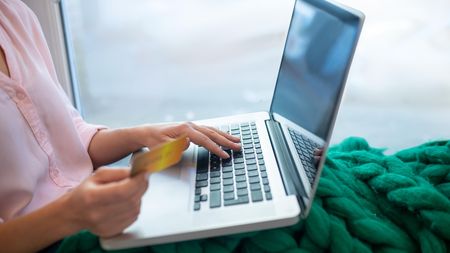 Recenze na e-shopech jsou často falešné. Jak je poznat?