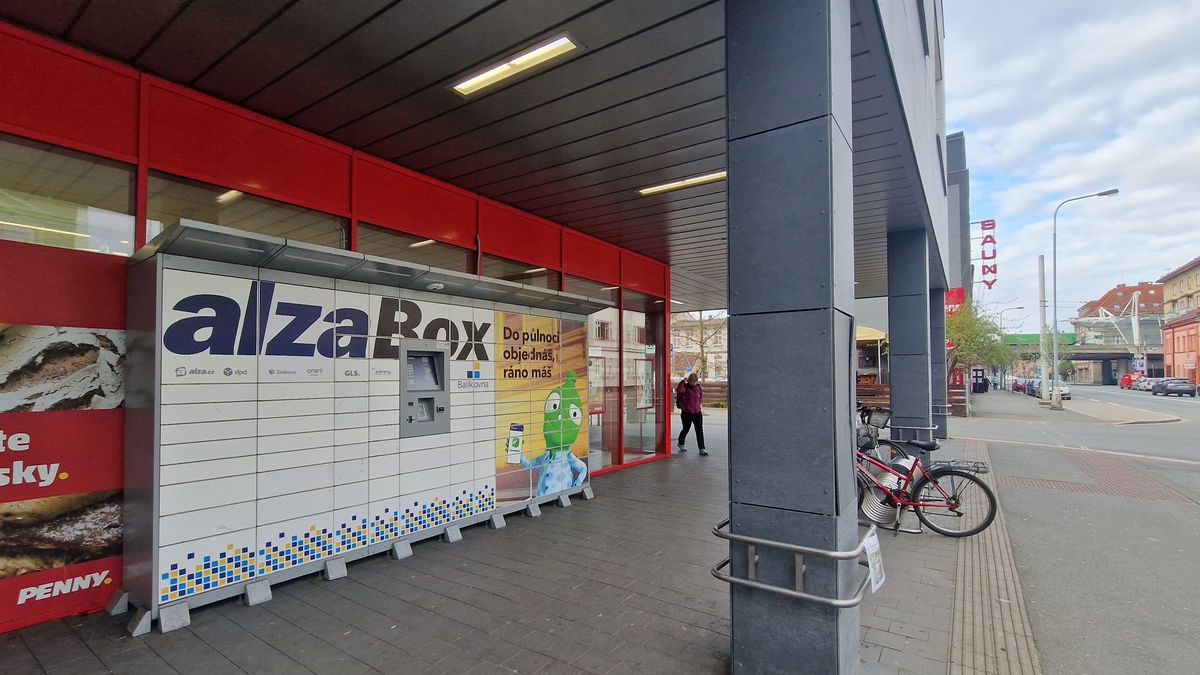 Alza chce konkurovat poště, spouští doručování balíků mezi lidmi