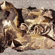 Za nález zlaté čelenky či ozdoby pravěkého opasku s tepanými kruhovými motivy a spirálkami na obou koncích Moravskoslezský kraj vyplatil odměnu 565 000 Kč