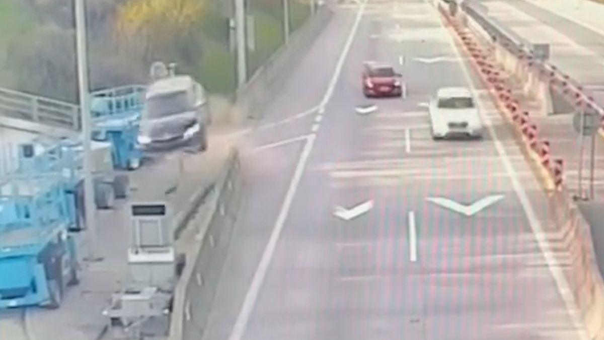 Octavia najela v Bratislavě na svodidlo před tunelem a letěla vzduchem