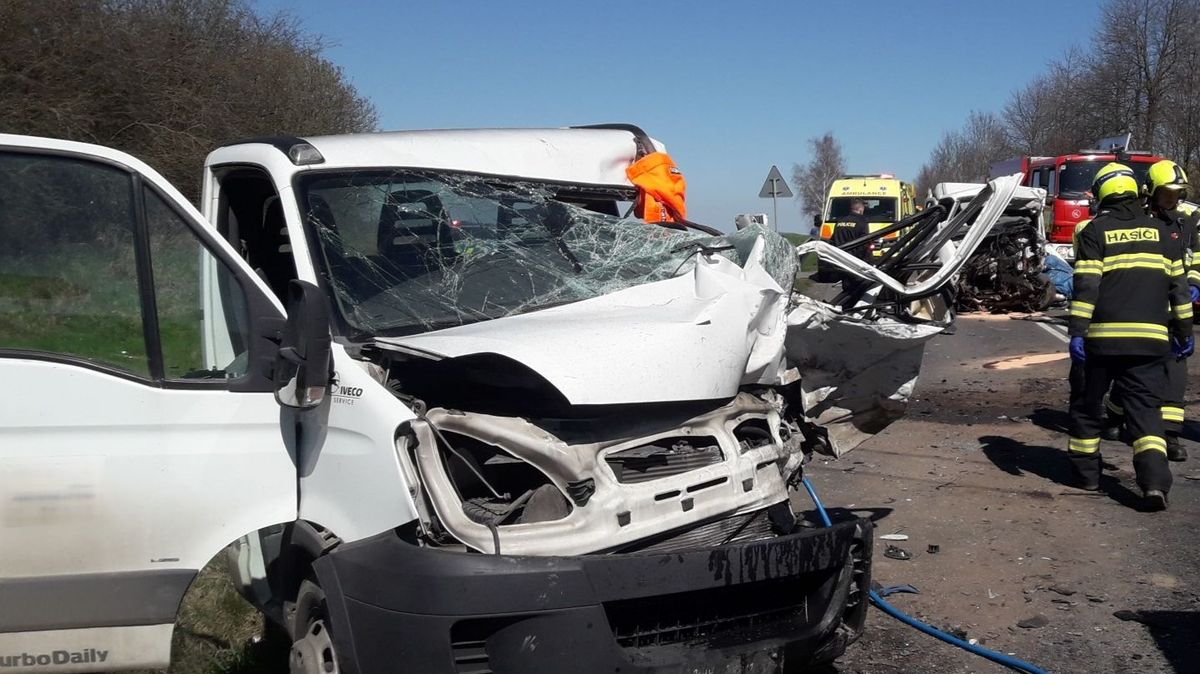 Srážka tří dodávek na Klatovsku: Dva řidiči jsou těžce zranění