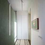 Jistá provizornost je v bytě - galerii patrná na každém kroku. To ovšem nijak nebrání si užít vystavená díla.