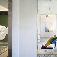 V dočasné galerii jsou umístěné nejenom obrazy, ale i plastiky.