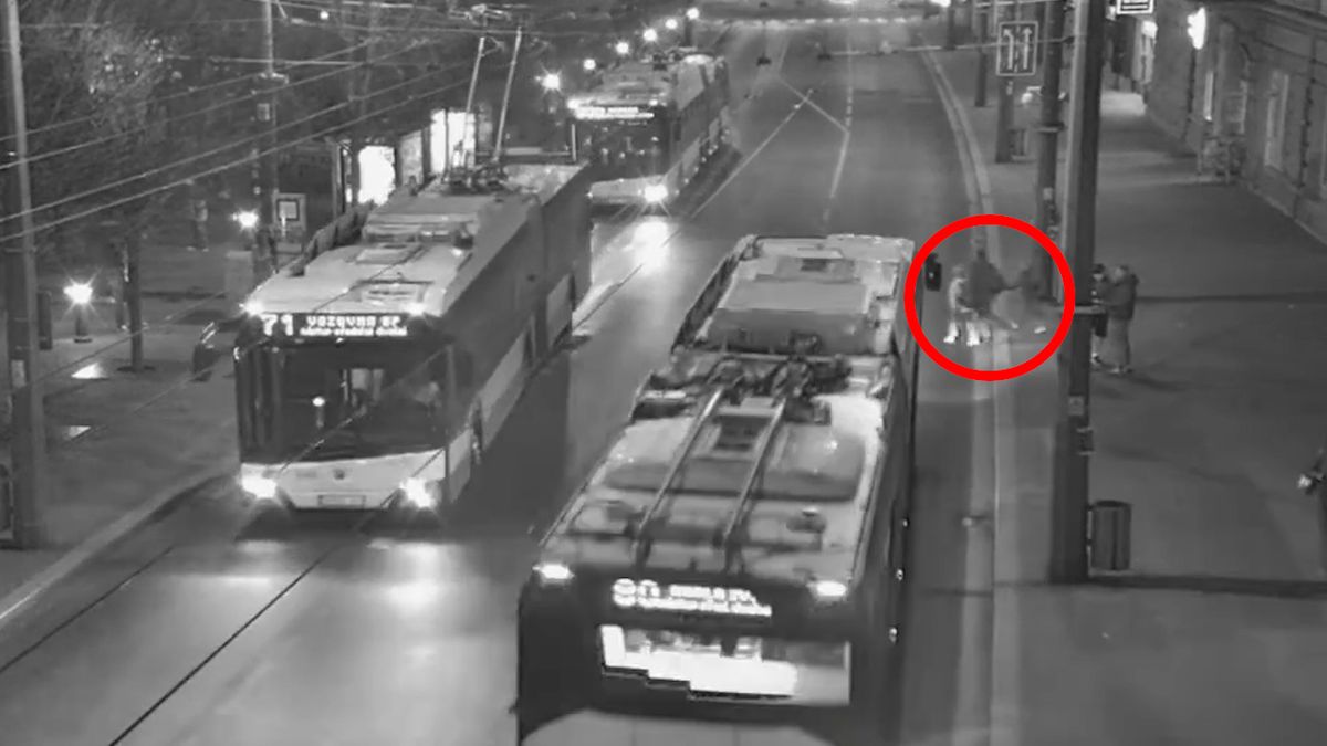 Žena s dětmi vstoupila v Ústí před rozjetý trolejbus, odnesli to cestující. Policie zveřejnila video