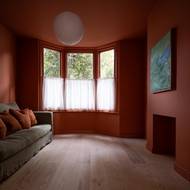 Nechybí komornějsí místnost pro odpočinek.