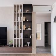 Knihovna je umístěna hned vedle vstupu do obývacího pokoje. Je tak jedním z prvků, které návštěvník spatří.