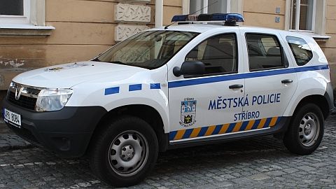 Na pozici strážníka ve Stříbře si měl pomoci falešným maturitním vysvědčením. Teď ho obvinili