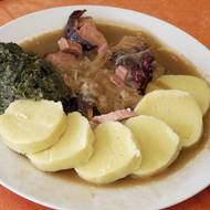 Uzená krkovice se špenátem a knedlíky