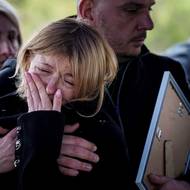 Matka Danyla Nikitského pláče při pohřbu.