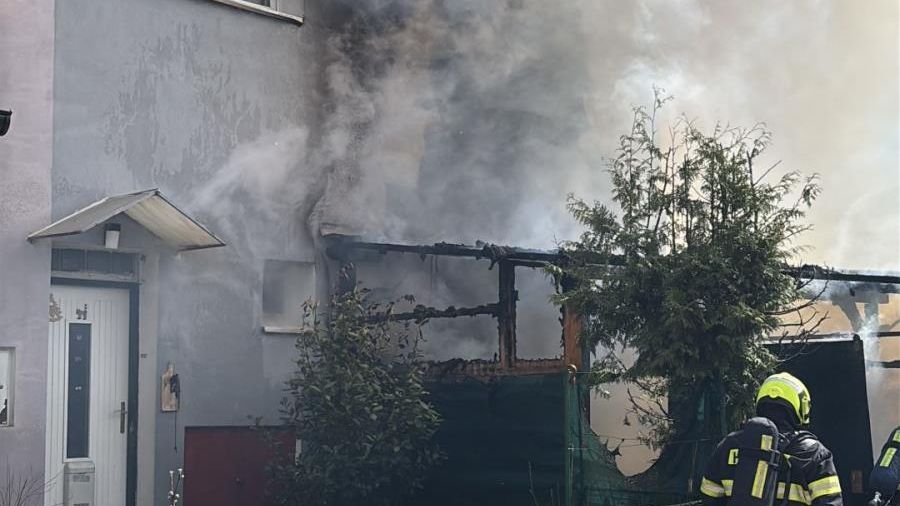 U Brna hořel rodinný dům. Byla v něm nepohyblivá seniorka a dvě děti