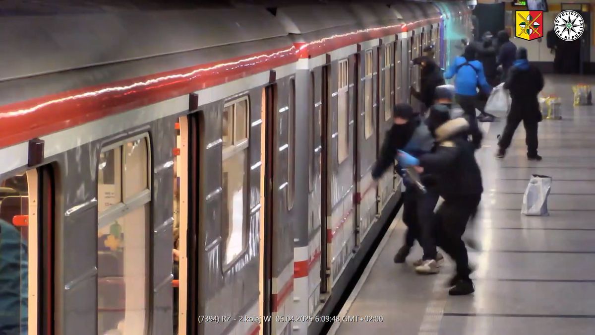 Akční útok gangu sprejerů na pražské metro zachytily kamery