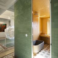 Nově vytvořená koupelna se zatím skrývá v boxu.