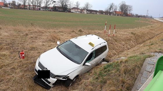 Pomohli zraněnému taxikáři při nehodě, pak odjeli. Dva hrdiny hledají jihočeští policisté