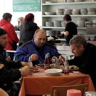 Strávníci jsou rozmanití - ze staveb i z kanceláří.