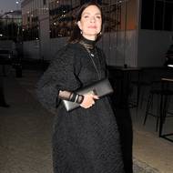 U zpěvačky Anny K nás černá barva nezaskočí. Šaty za 33000 Kč značky Cecilie Bahnsen si vybrala v pražském multibrandovém butiku Blackout. & Therapy.