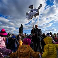 Děti okolo Morany tancovaly a zpívaly.