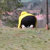Někteří návštěvníci jsou schopní lézt mezi konikleci i po čtyřech. Snímek je z loňského roku.