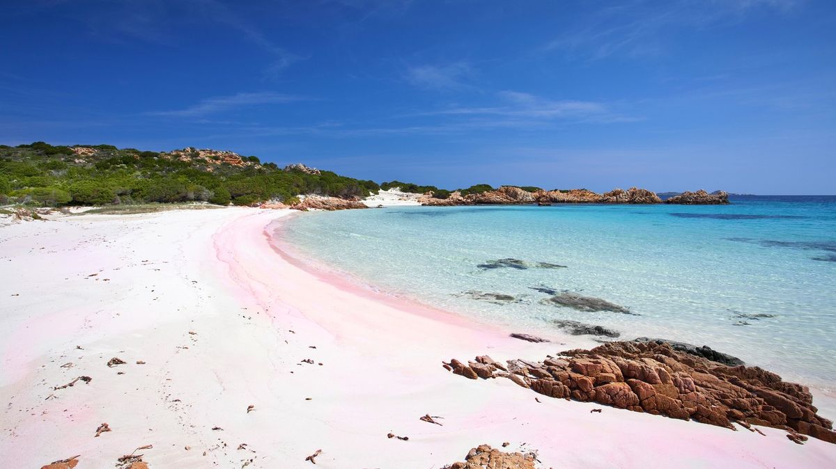 Na pláže jen s rezervací či v omezeném počtu. Sardinie zavádí na léto opatření
