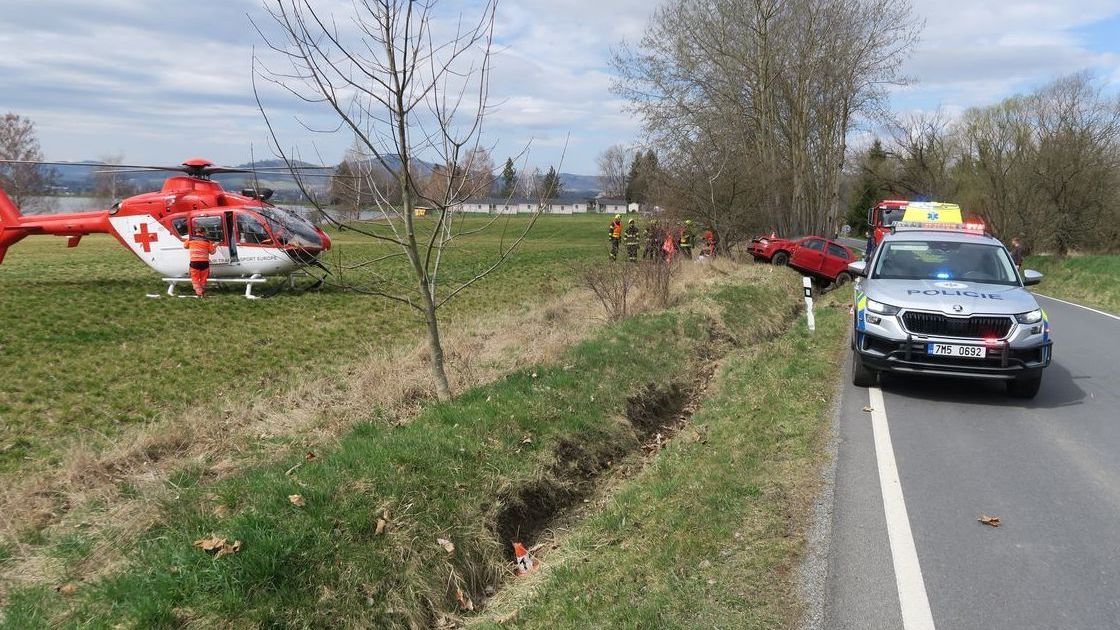 Žena na Šumpersku neukočírovala fabii, po nárazu do příkopu je vážně zraněná