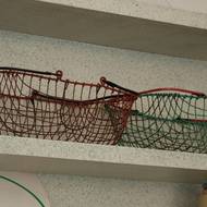 Košíky pletené z drátu jsou jedním ze symbolů socialistických samoobsluh.