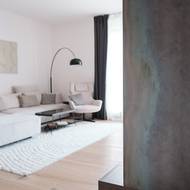 Efekt olejových skvrn vzniká přirozeně při úpravě plechu. Jistá surovost vzhledu je zde cíleným kontrapunktem ke zlaté v kuchyni.