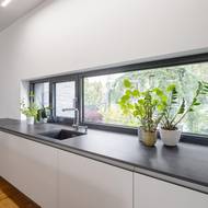 Kuchyňskou pracovní plochu doplňuje výhled z okna.