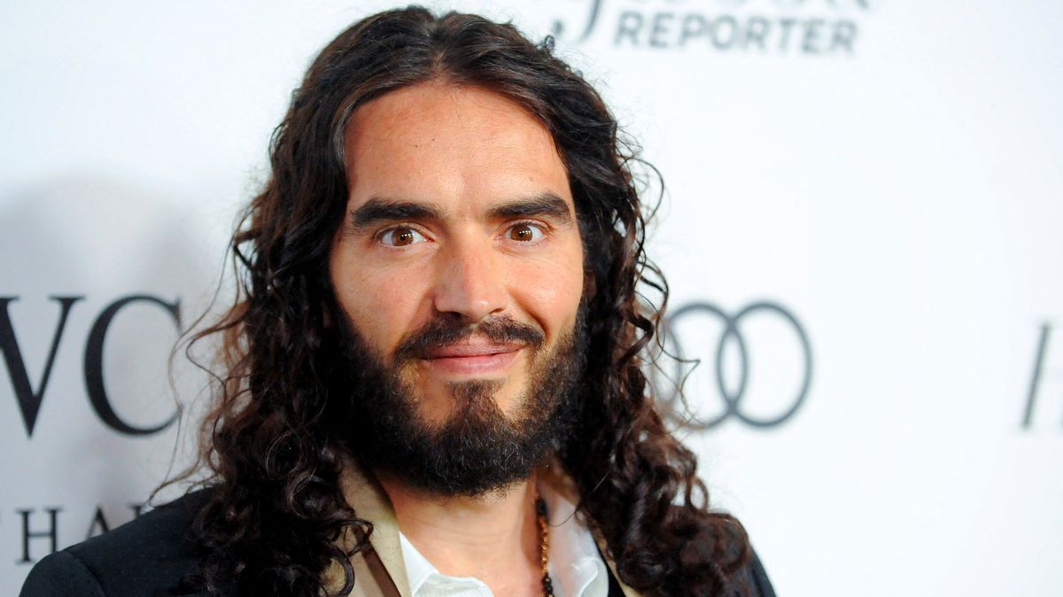 Herec a komik Russell Brand byl obžalován ze znásilnění