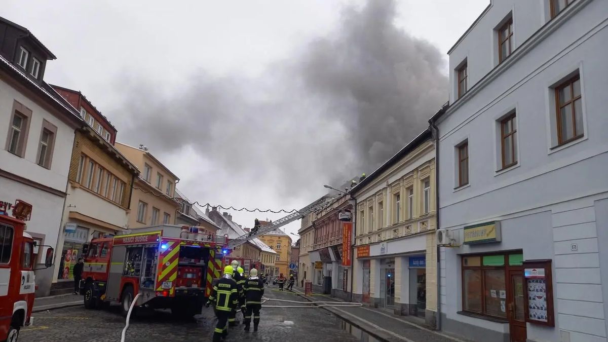 Za požár činžáku v Sušici kominík nemůže, rozhodl soud
