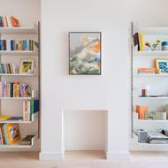 Prostor zdobí pestré dekorace.