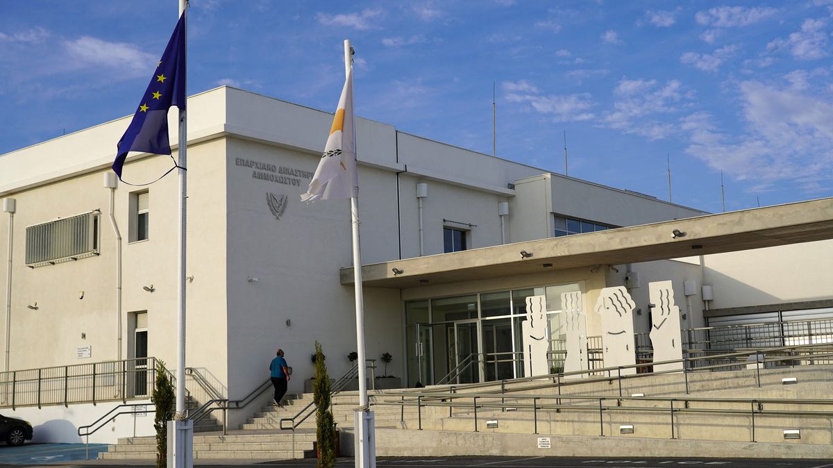 Kyperský soud zprostil pětici mužů z obvinění ze znásilnění lesby. Uspěli s obhajobou, že sex chtěla