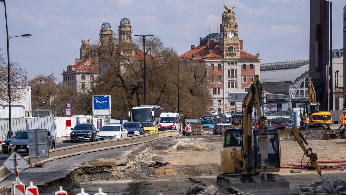 FOTO: Průjezd rozkopanou Prahou, to je výkon