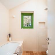 Koupelna je menší, ale vešla se do ní standardní vana.