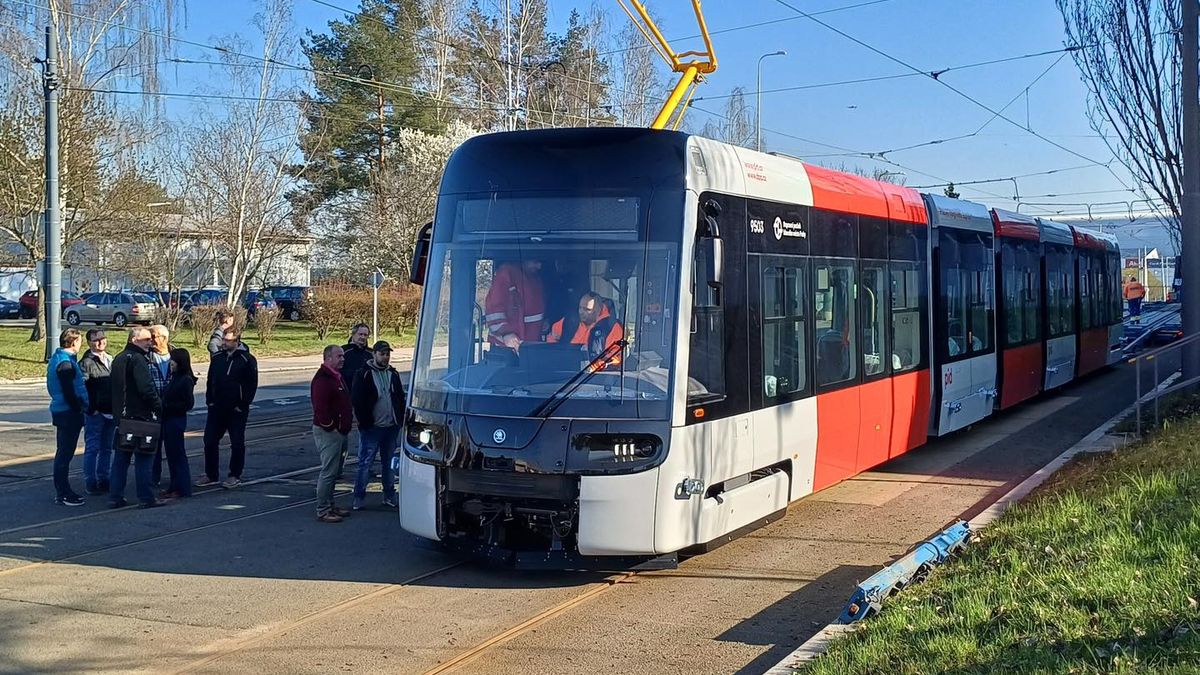 Nová tramvaj pro Prahu dorazila do metropole
