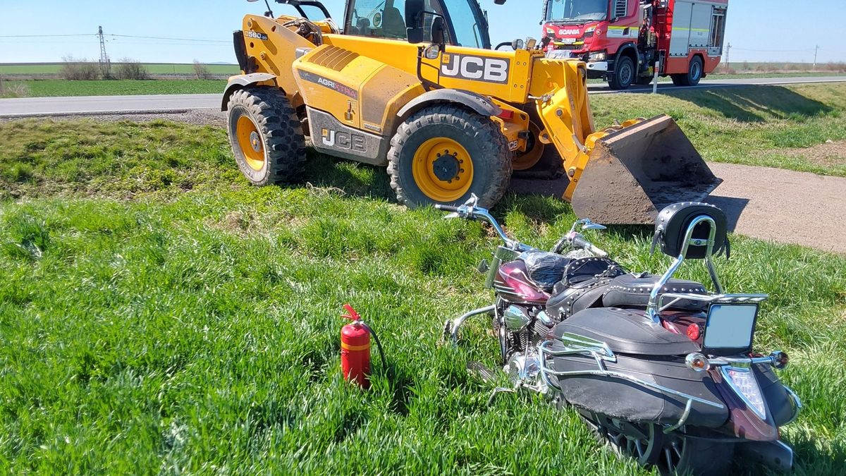 Motocyklista se na Prostějovsku střetl s traktorbagrem, je vážně zraněný