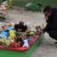 Místní duchovní také uspořádali bohoslužbu na hřišti, kde obyvatelé vytvořili provizorní památník s hračkami, popsala agentura Reuters.