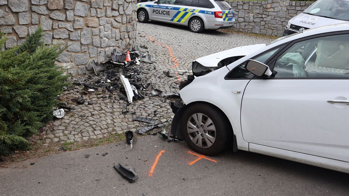 Řidič na Olomoucku zemřel po čelním nárazu do kamenné zdi