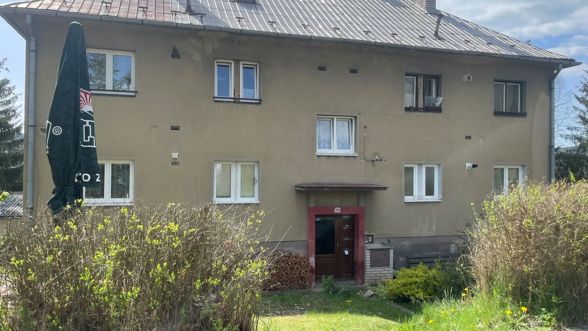 Opilý policista vlezl sousedovi do bytu a praštil s ním o zem. Soud ho potrestal pokutou