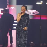 Tonya Graves během večera vystřídala dvoje šaty. V černém flitrovém modelu se objevila na pódiu během moderování.