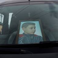 Fotografie devítiletého Hermana Tripolece za čelním sklem pohřebního vozu