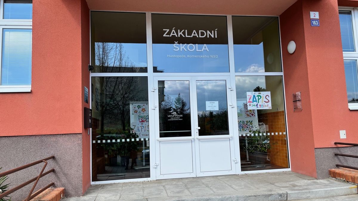 Křičí a ponižuje nás. Zaměstnanci školy v Hustopečích se bouří proti novému řediteli
