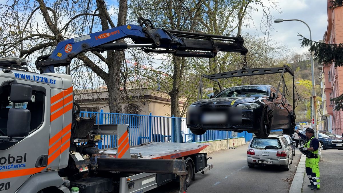 Policie upřesnila informace k milionové loupeži v Praze, pachatele i s penězi hledá