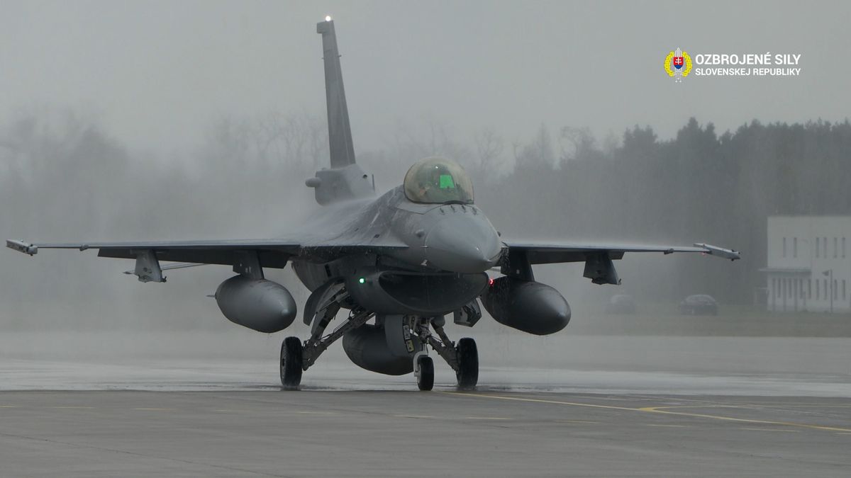 Na Slovensko přiletěly další dvě stíhačky F-16, už jich má celkem pět