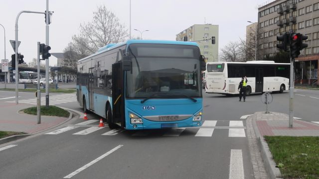 Řidička autobusu přehlédla na přechodu v Přerově seniora a srazila ho