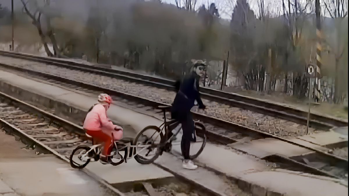 Policii se nedaří vypátrat cyklistu, který na přejezdu hazardoval se životem malé dívky