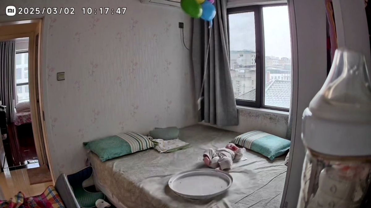 Kryt stropního svítidla spadl těsně vedle kojence. Zachytila to pokojová kamera