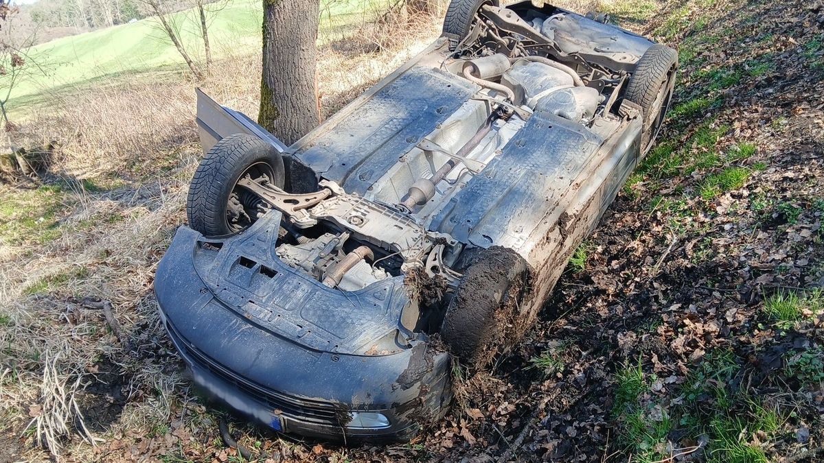 Řidič škodovky měl 3,4 promile. Na Plzeňsku převrátil auto na střechu