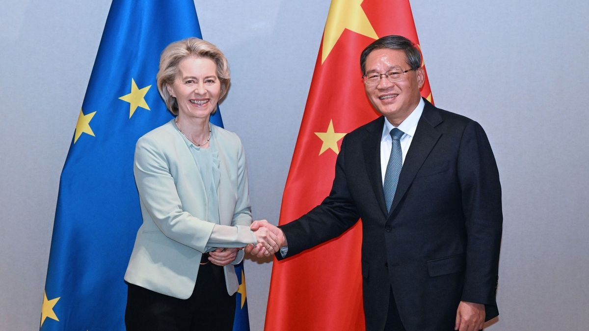Von der Leyenová telefonovala s čínským premiérem. Spolupracujme, vyzval Peking